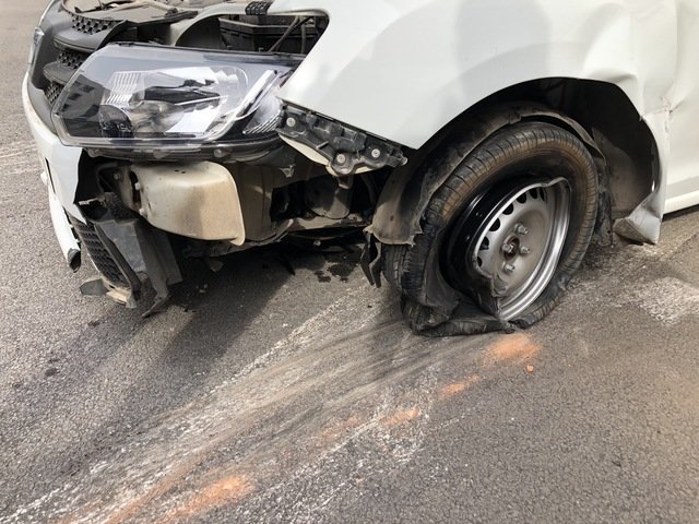  EXCLUSIV Un tânăr beat și fără permis a furat mașina prietenului său și a produs un accident în Dacia