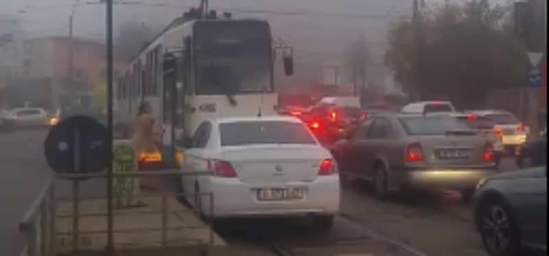  VIDEO Tupeu de soferiță cu număr de București. A blocat linia tramvaiului și cerea vatmanului să se dea la o parte