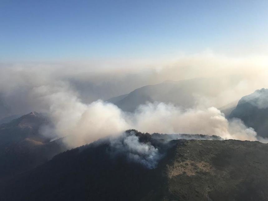  Peste 120 de persoane continuă intervenţia la incendiul de pădure din Cornereva