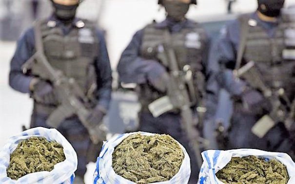  Un jandarm masterand a sedus o colegă de facultate pentru a face rost de droguri