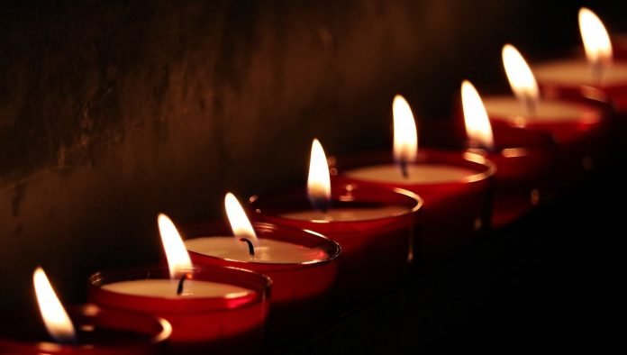  Catolicii ieşeni au şansa de a aprinde sute de lumânări pentru a atrage atenţia asupra sărăciei