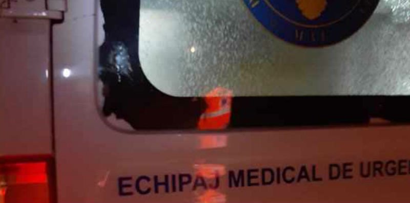  Ambulanţă aflată în misiune, atacată cu pietre: Pacientul era tratat înăuntru