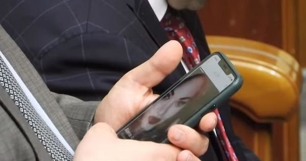  VIDEO Deputat filmat în timp ce discuta cu o prostituată, în plină sesiune parlamentară