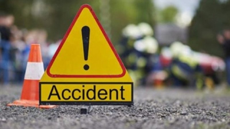  Accident la Răducăneni: Şoferiţa cu Mercedes la spital, stâlpul la pământ