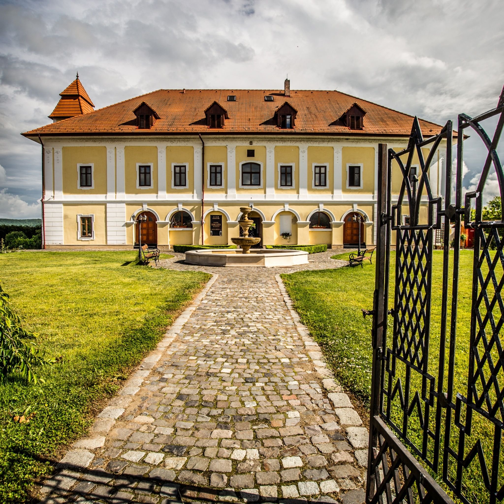  Castelul Haller, reşedinţă a grofilor din Mureş, scos la vânzare
