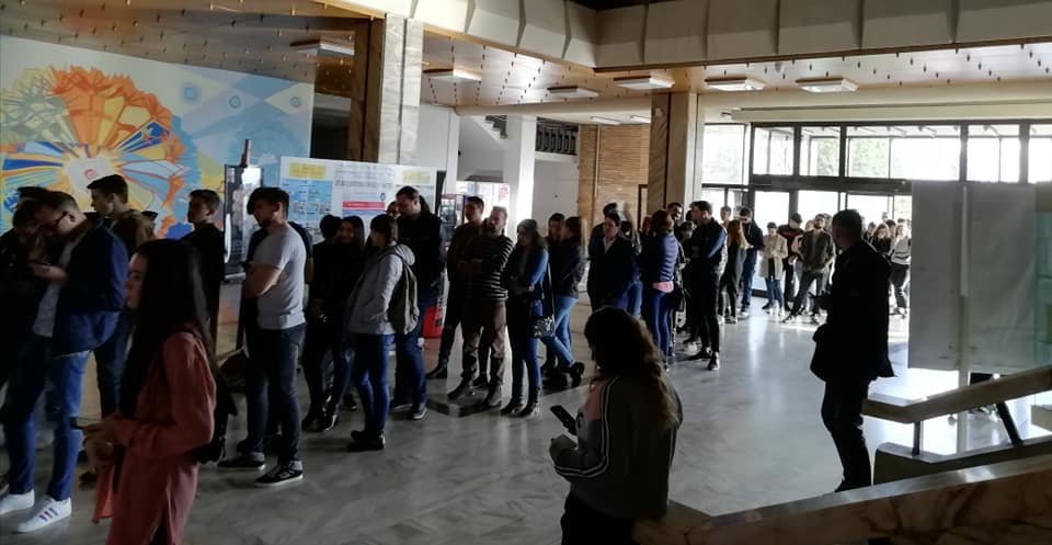  FOTO: Studenţii din Tudor Vladimirescu stau la cozi considerabile ca să voteze