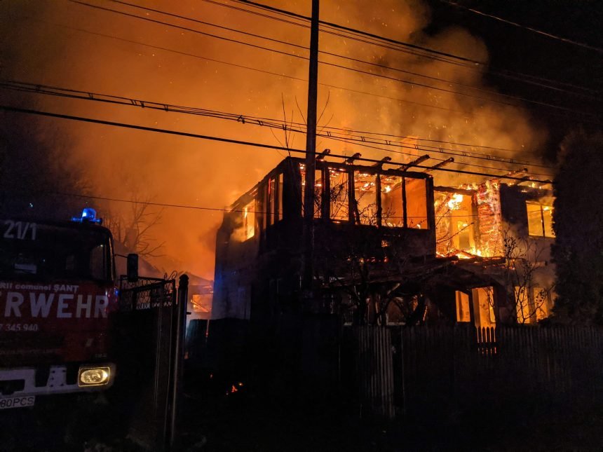  Incendiu devastator în Bistriţa! 4 case distruse, 15 oameni au rămas pe drumuri