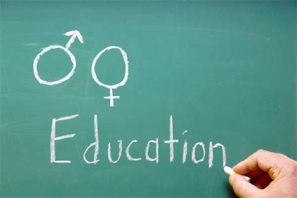 Polonia vrea să sancţioneze cu închisoarea predarea educaţiei sexuale în şcoli