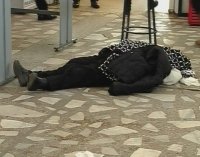 Mananca cu pofta langa o femeie moarta. S-a intamplat intr-o cantina din Chisinau (VIDEO)