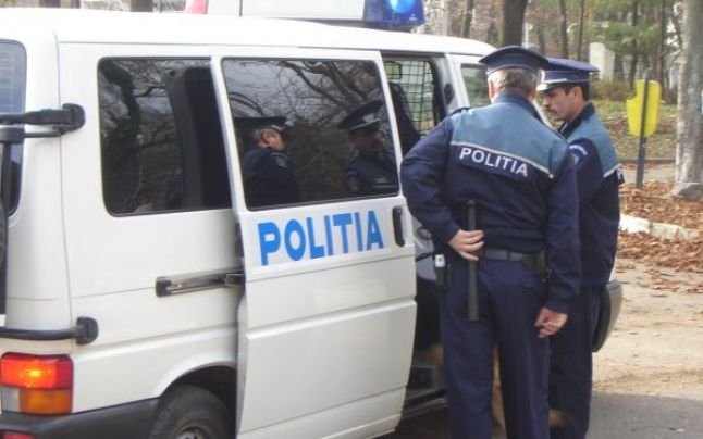  Polițiști deposedați de arme și bătuți până au fost băgați în spital