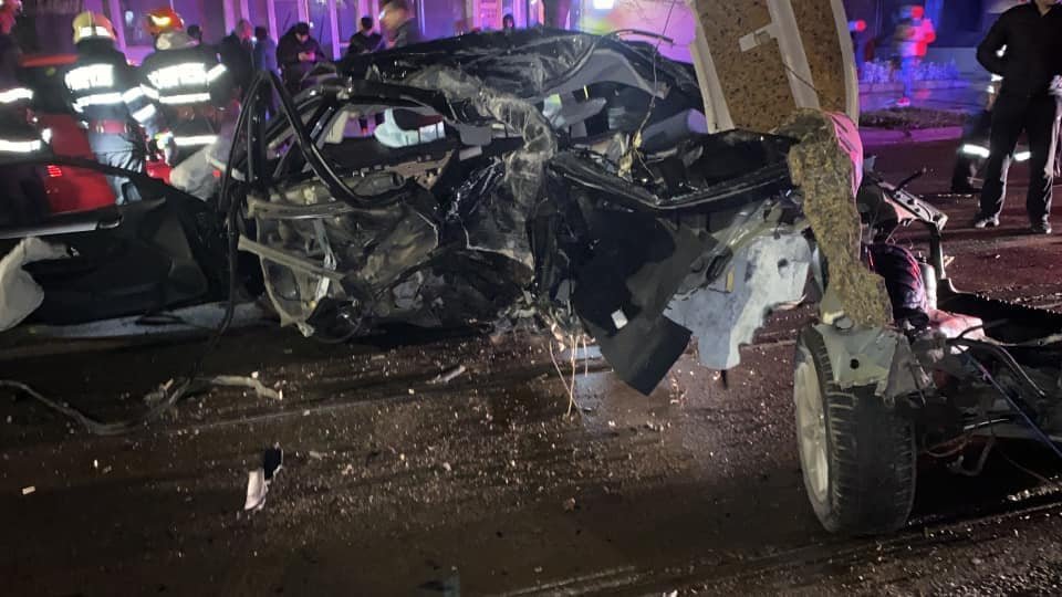  VIDEO/FOTO BMW înșirat pe o rază de 30 de metri. Șoferul beat a lovit o mașină, un copac și un stâlp