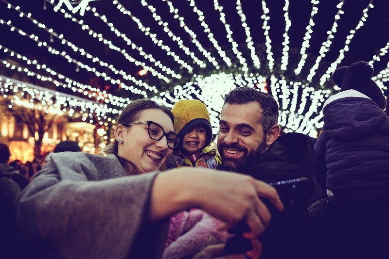  FOTO Partea nevăzută a Sărbătorilor de Iarnă: clovni, vânzători înfrigurați, selfie cu roata