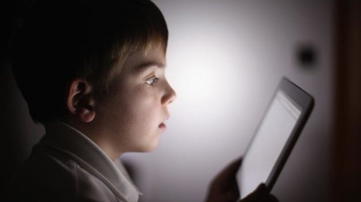  Peste un sfert dintre copiii români petrec mai mult de 6 ore cu ochii în tablete și telefoane, într-o zi cu şcoală – studiu