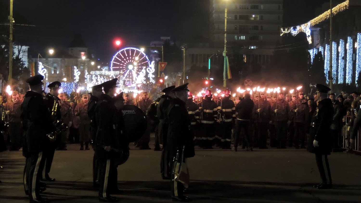 VIDEO: Imnul național și Radetzky March, intonate la retragerea cu torțe de la Iași
