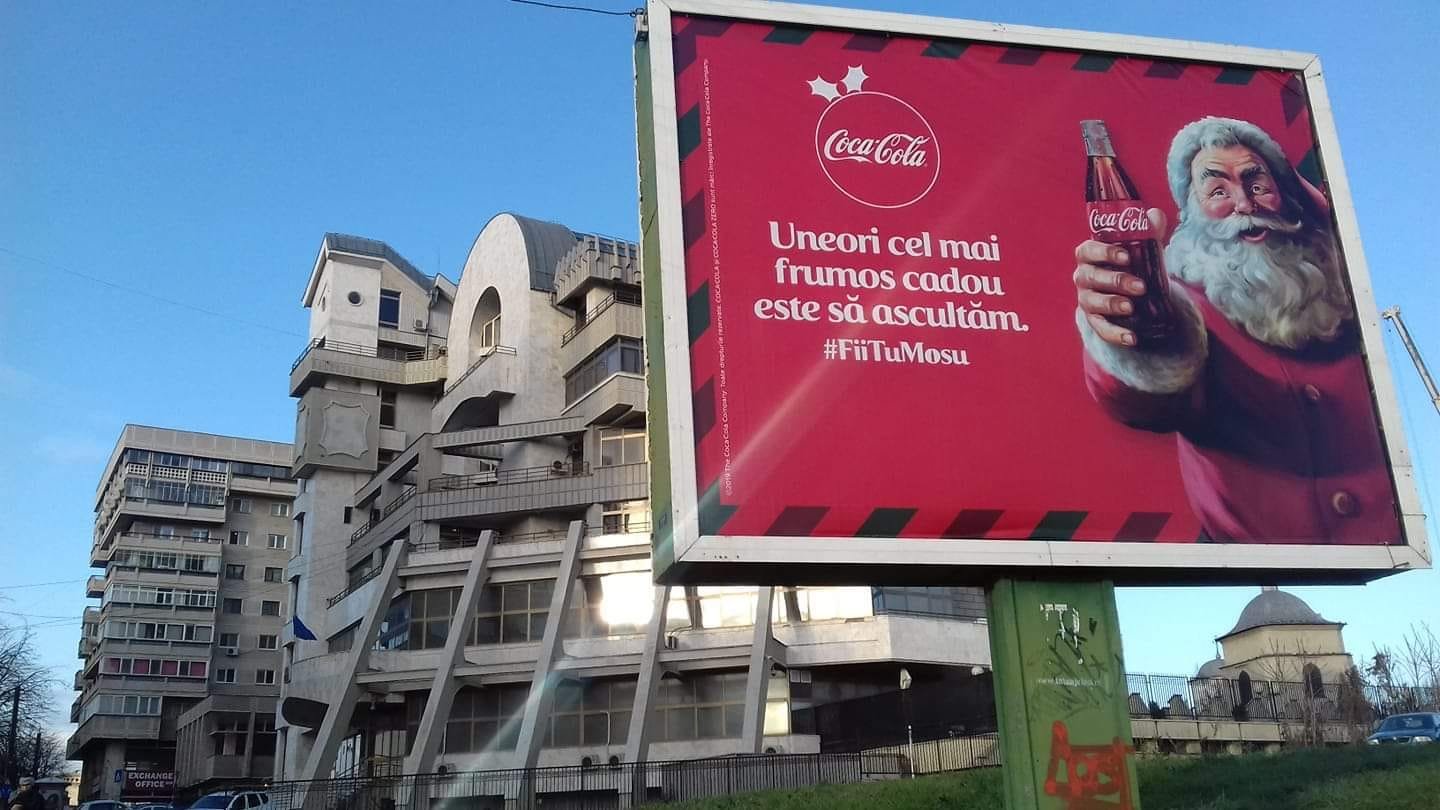  FOTO: Afișul cu reclama haioasă la Coca-Cola de lângă sediul SRI, dat jos