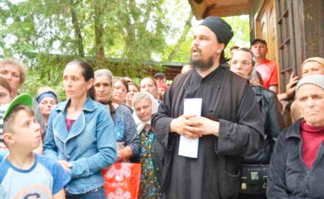  Un caz uluitor: Mitropolia recuperează cu jandarmii o biserică de la popa caterisit