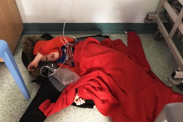  O fotografie cu un băieţel culcat pe jos într-un spital britanic îl încurcă pe Johnson