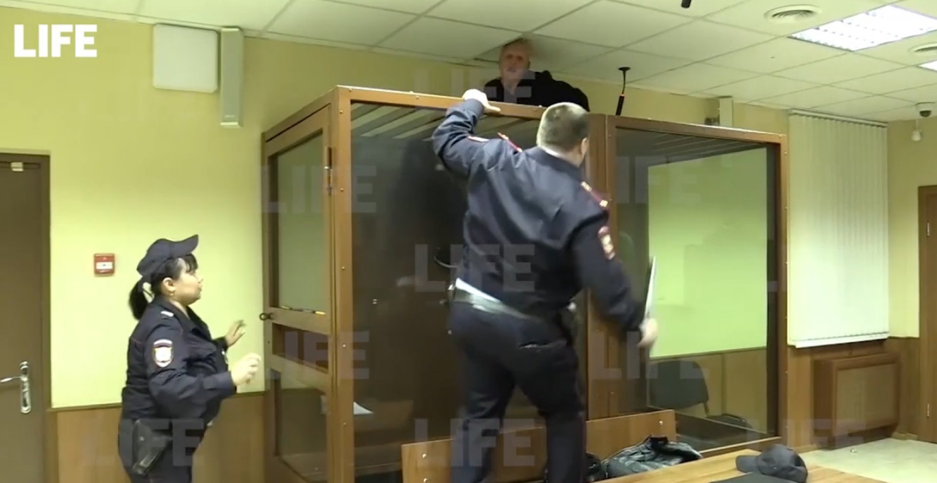 VIDEO Un rus acuzat de uciderea surorii sale a încercat să fugă din sala de judecată prin tavan