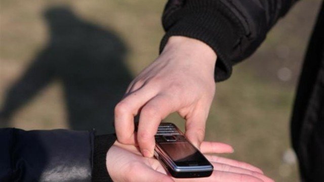  Un bărbat și-a făcut o meserie din smulgerea telefoanelor din mâinile elevilor