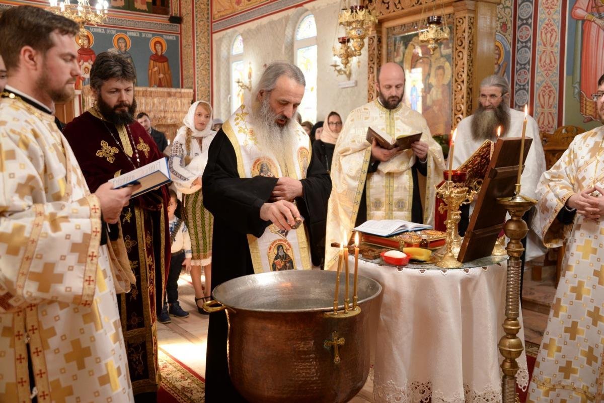  IPS Teofan a botezat doi copii ai preoţilor din Arhiepiscopia Iaşilor
