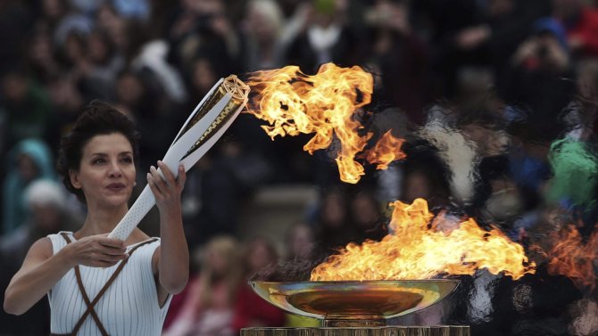  Multe și mărunte: Flacăra olimpică se dezmorţeşte