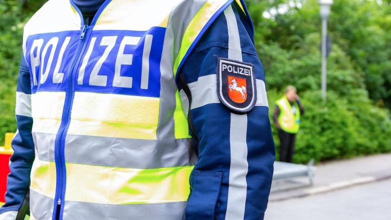  Doi români au fost jefuiți într-o parcare din Germania de un fals polițist