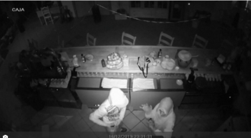  Doi hoți care au jefuit un restaurant, prinși de polițiști în timp ce se ospătau