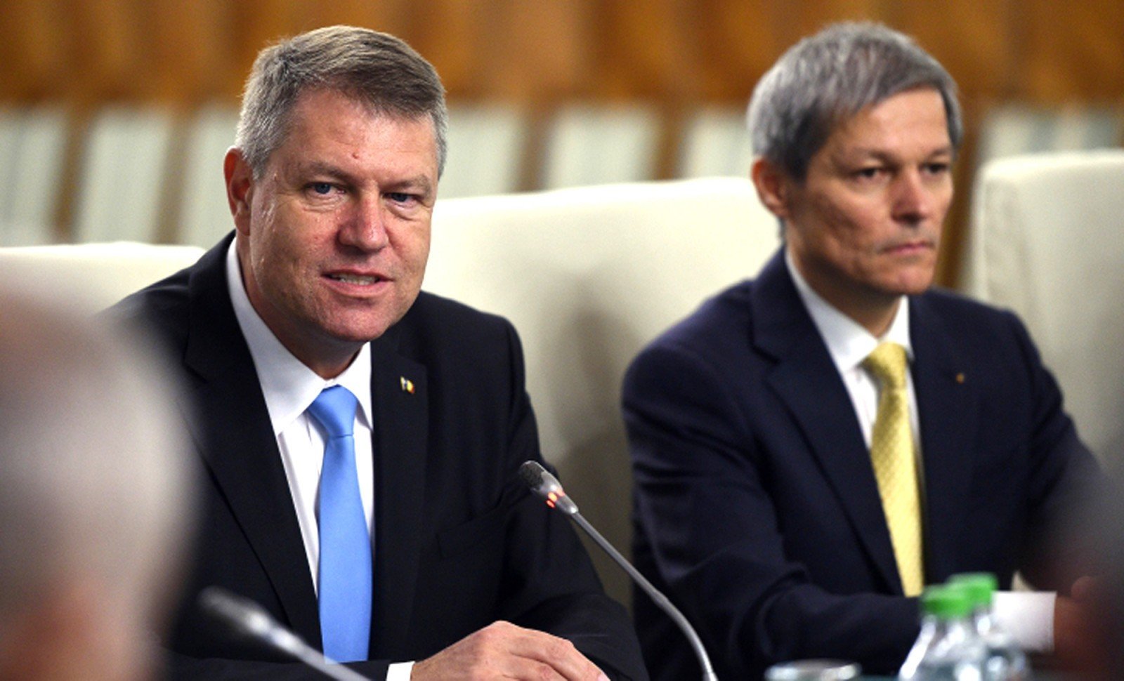  Iohannis, ironii la adresa lui Cioloș: A sunat un clopoțel în Parlament și acum ne dă lecții
