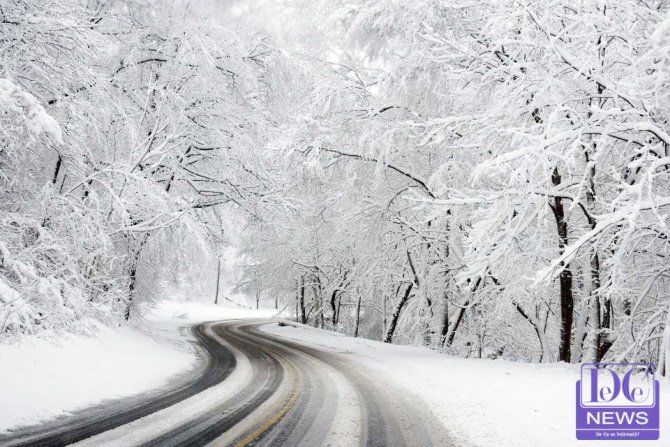  Vine, în sfârşit, prima zăpadă la Iaşi: Unde să sunaţi dacă plecaţi la drum