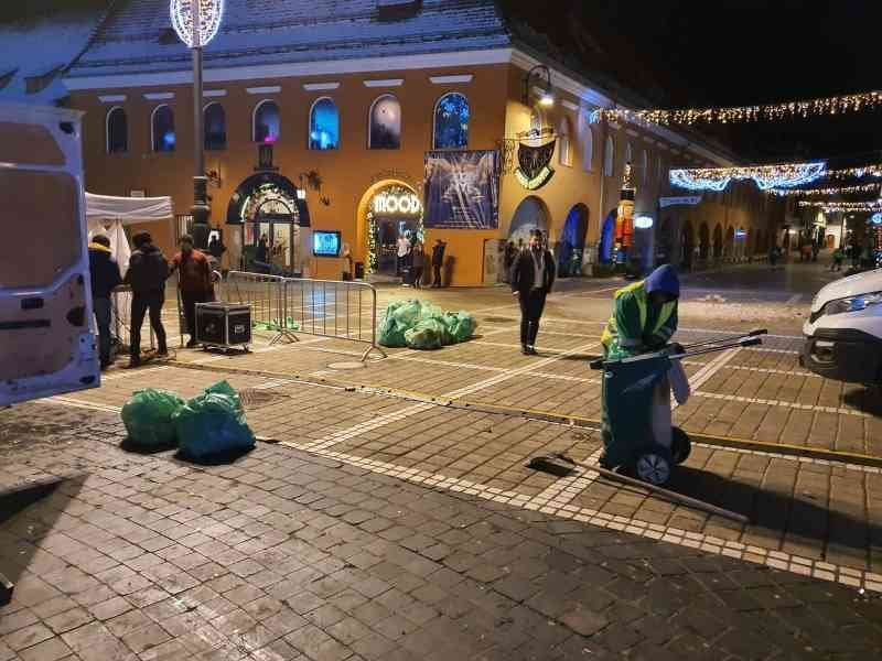  Brașovul, înecat în gunoaie după petrecerea de Anul Nou