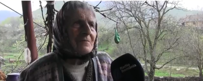  VIDEO: O bătrână ne emoționează recitând poezia „Cerbul cu stea în frunte”