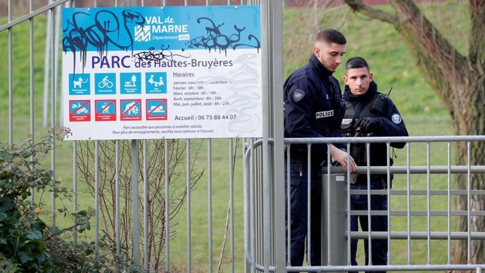  Un bărbat a înjunghiat trecători în apropiere de Paris. Poliţia l-a ucis pe atacator
