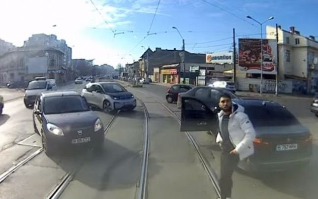  VIDEO Un tramvai scoate forțat un BMW de pe linie și iese scandal. Cine este vinovat?