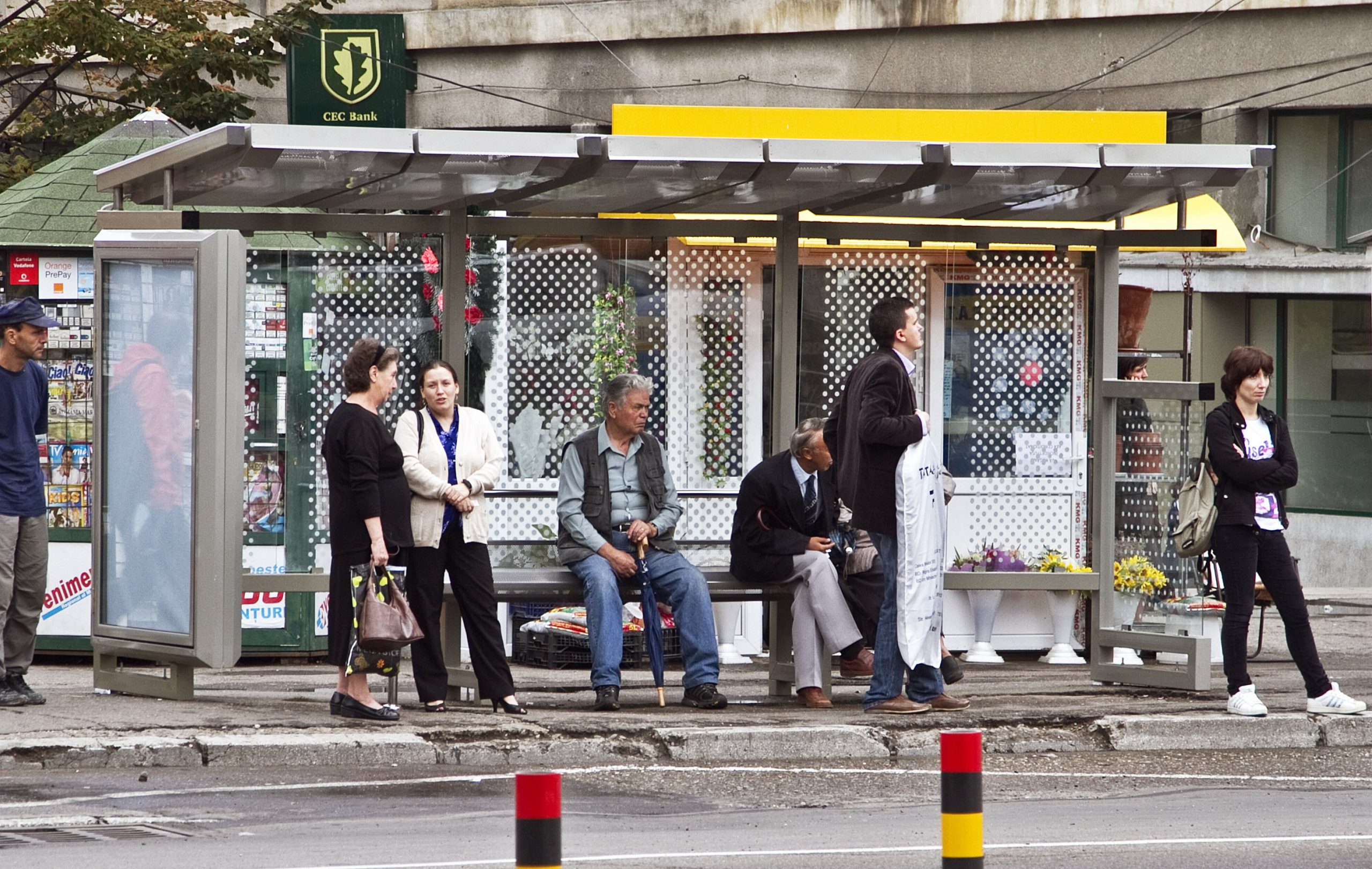  Ieşenii vor aştepta autobuzele şi tramvaiele în staţii noi