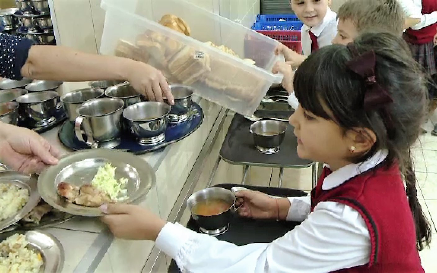  Două şcoli din Iaşi vor primi 1,5 milioane de lei pentru a le oferi elevilor mese „calde“