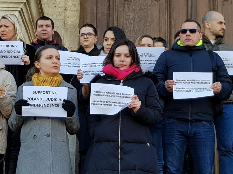  Magistrați ieşeni protestează în semn de solidaritate cu colegii din Polonia