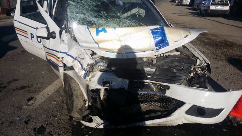  Botoșani: Un șofer băut a lovit în plin, fără să frâneze, o mașină a poliției rutiere