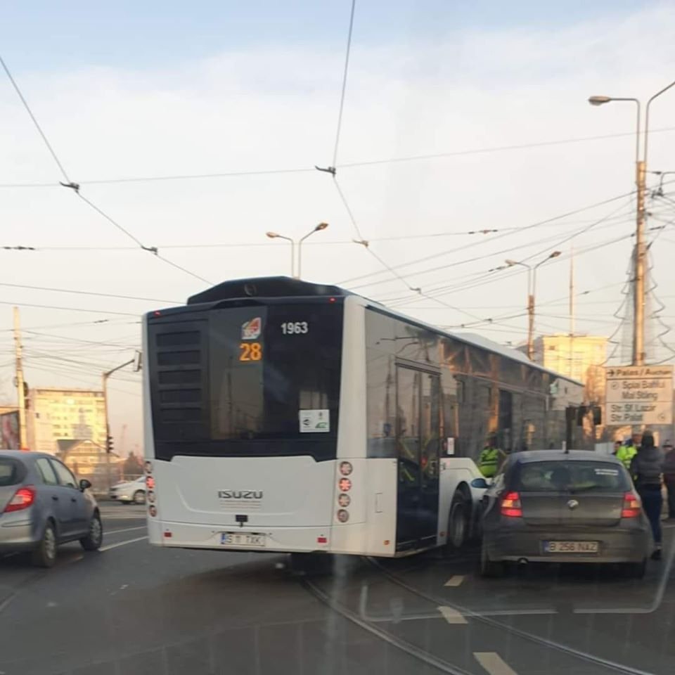  FOTO: Autobuz de pe ruta 28, în coliziune cu o mașină în Podu Roș