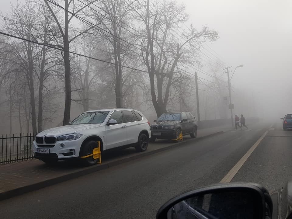  FOTO: Două BMW-uri parcate pe trotuar în Copou, cu roțile blocate. O zi cu ghinion!