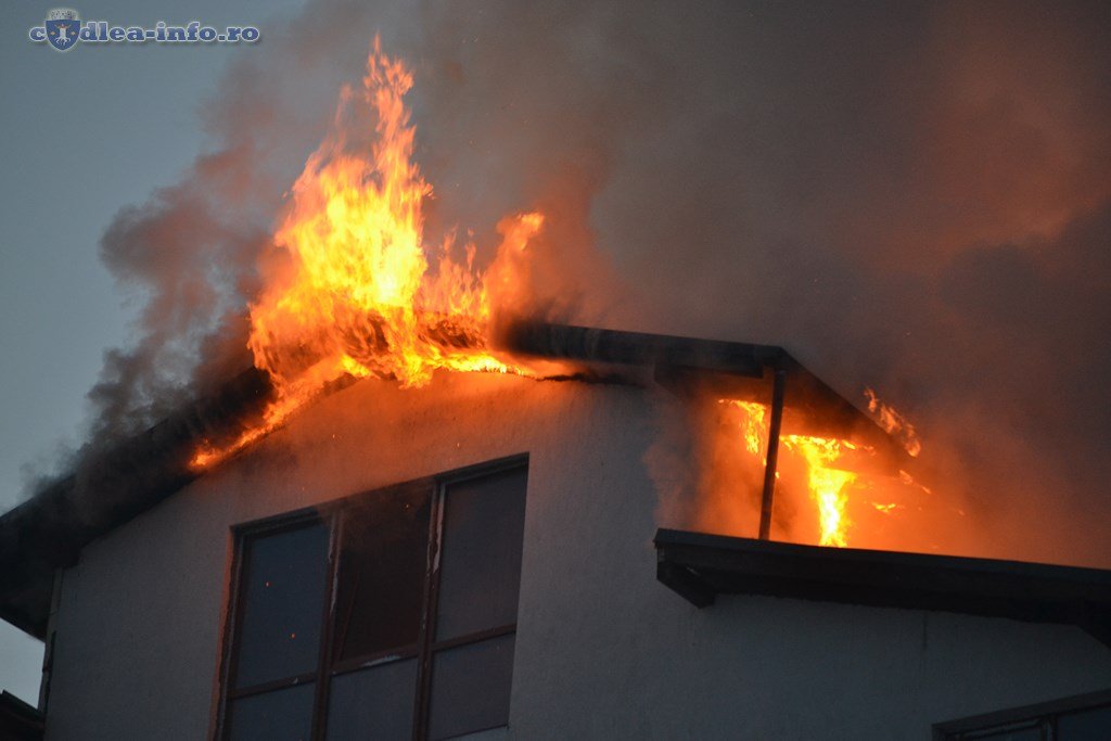  Un bețiv a vrut să dea foc casei în timp ce soţia şi copilul se aflau înăuntru