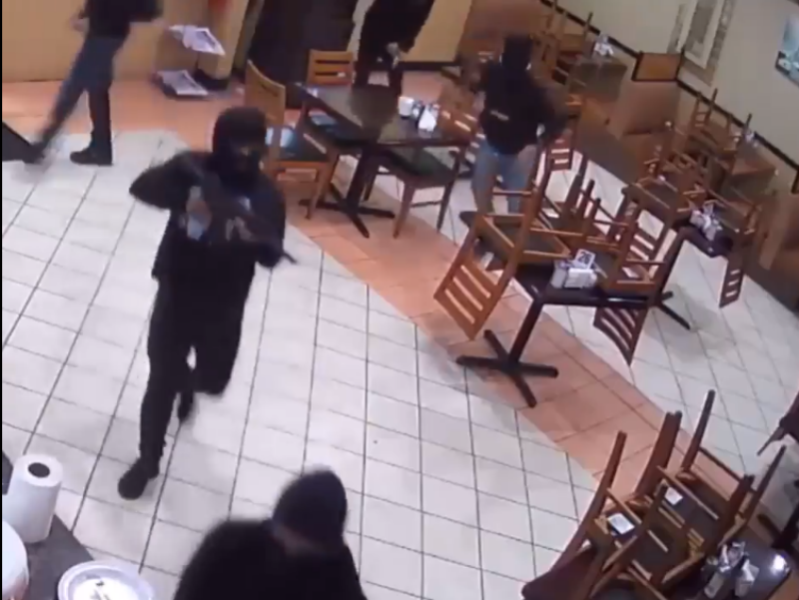  VIDEO Haită de hoți filmată când jefuiau un restaurant