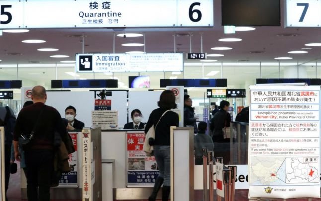  Pasagerii care călătoresc în China primesc instrucţiuni pe Aeroport