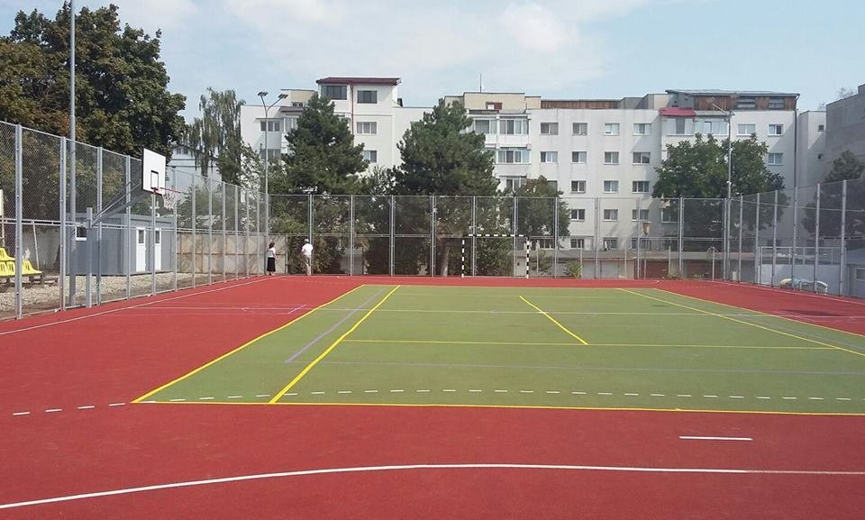  Autorizaţii de construire pentru cinci terenuri de sport în curtea şcolilor