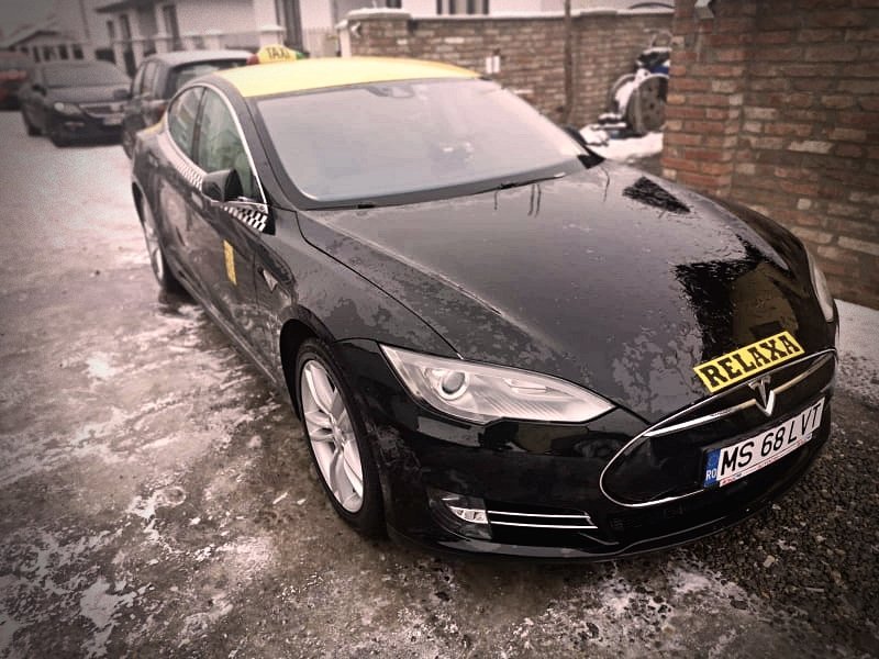  Un român folosește un model Tesla S drept taxi. Reacția pasagerilor