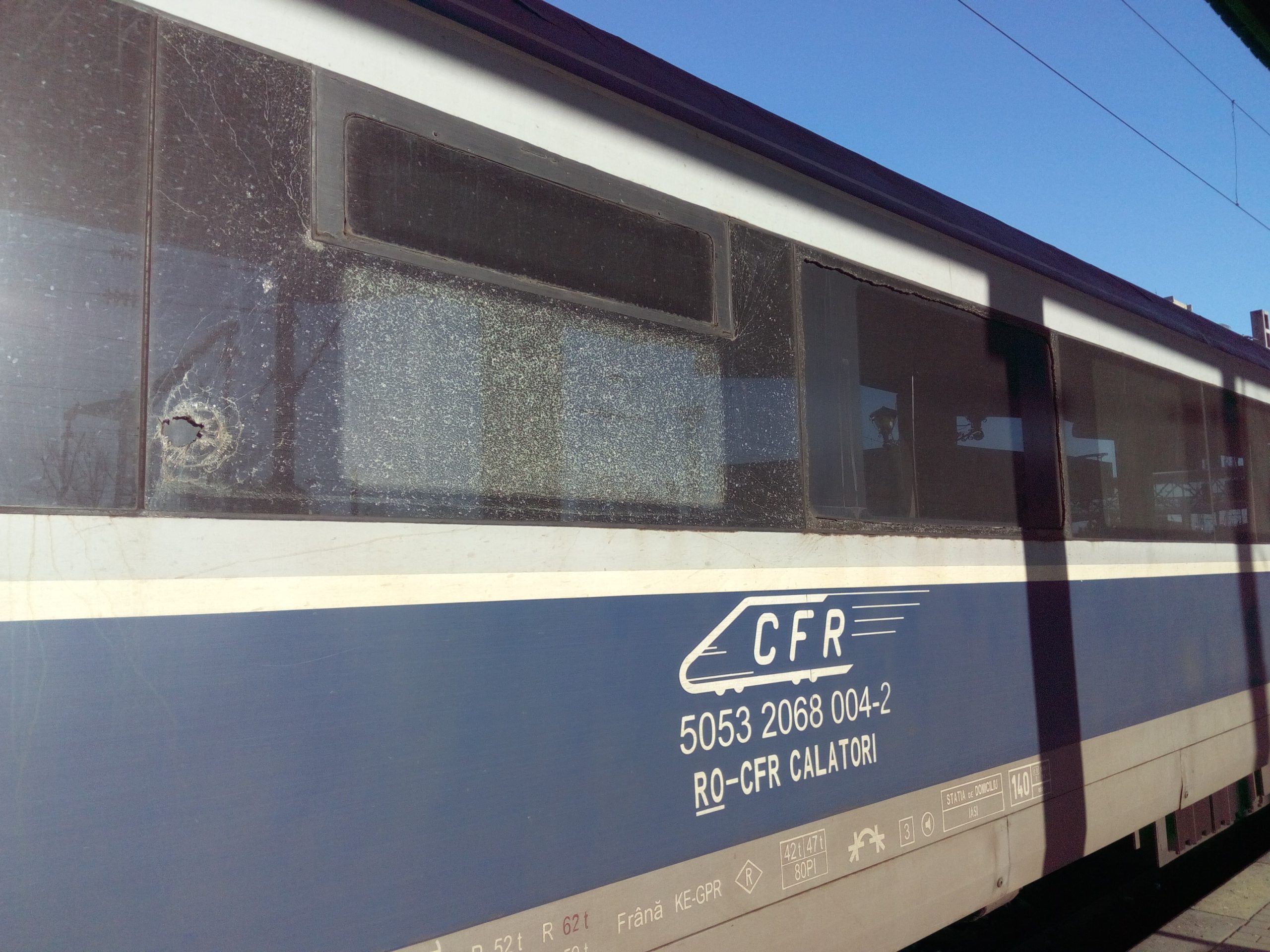  FOTO: Geamurile vagoanelor noi ale trenului Iași – Timișoara, sparte cu pietre