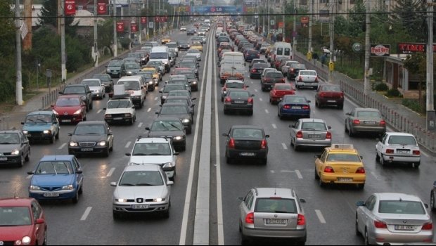  Sunt 8 milioane de masini in Romania. Jumatate au peste 16 ani