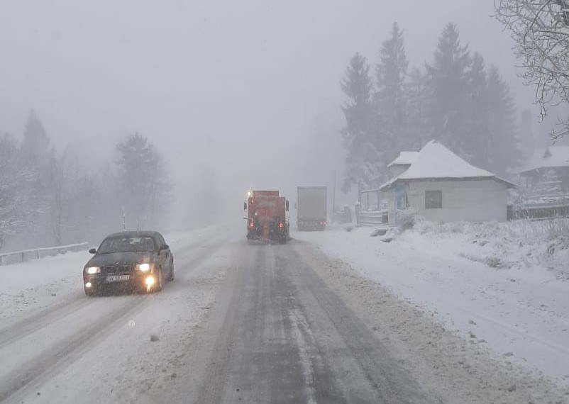  Cum se circulă pe drumurile naționale din zona Moldovei. Ninge viscolit