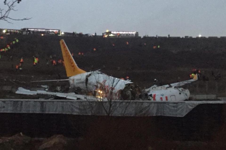  Clipe de groază într-un avion care a ieşit de pe pista şi s-a prăbuşit 40 m de pe un terasament