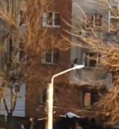  (VIDEO) Momentul în care o tânără cade de la etaj în Craiova. Salvată cu cearşaful de vecini