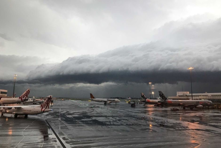  Peste 300 de zboruri anulate în nordul Europei din cauza furtunilor